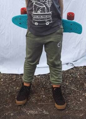 NEW TINY WHALES boys traveler sweatpants in pine